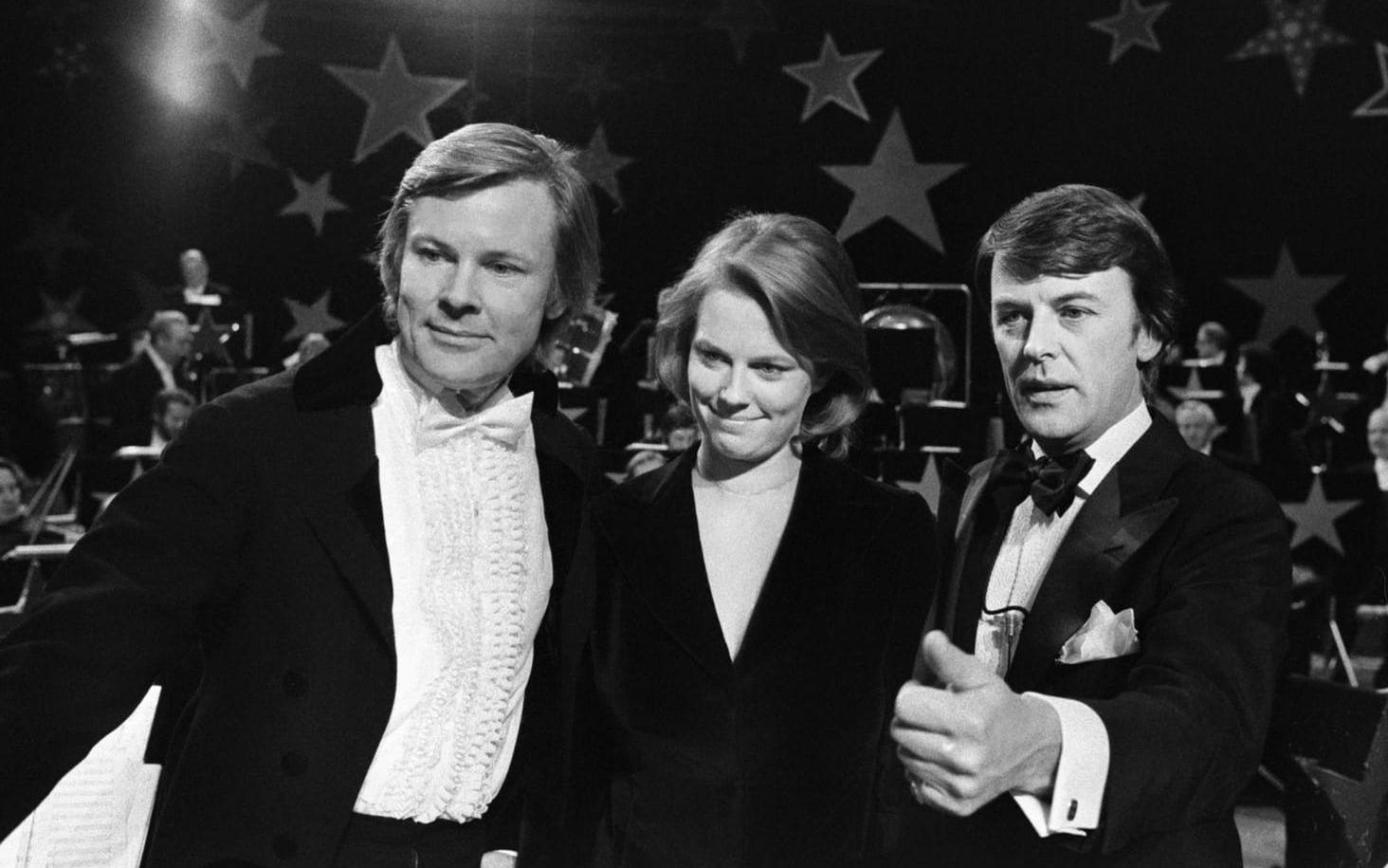 Artisten Sven-Bertil Taube (t.h), med sångerskan Arja Saijonmaa (mitten) och dirigenten Ulf Björlin gör Nyårskonsert på SVT 1975.