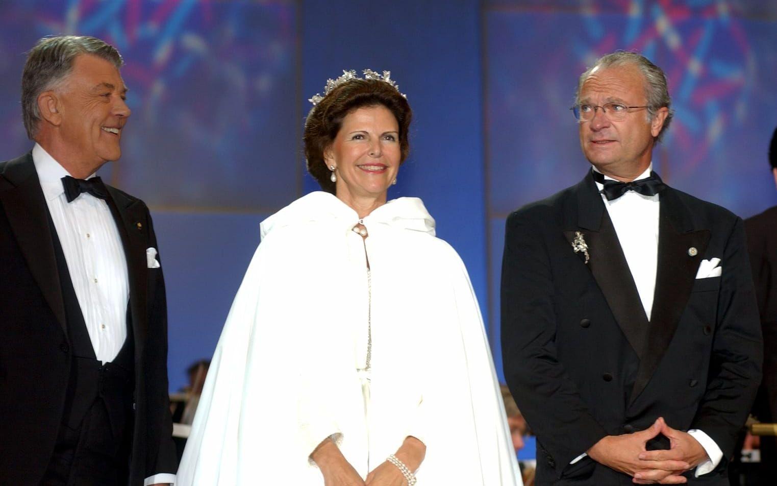 Sven-Bertil Taube deltog i den stora galan i Drottningholms slottspark när Sveriges kungapar firade silverbröllop 2001.