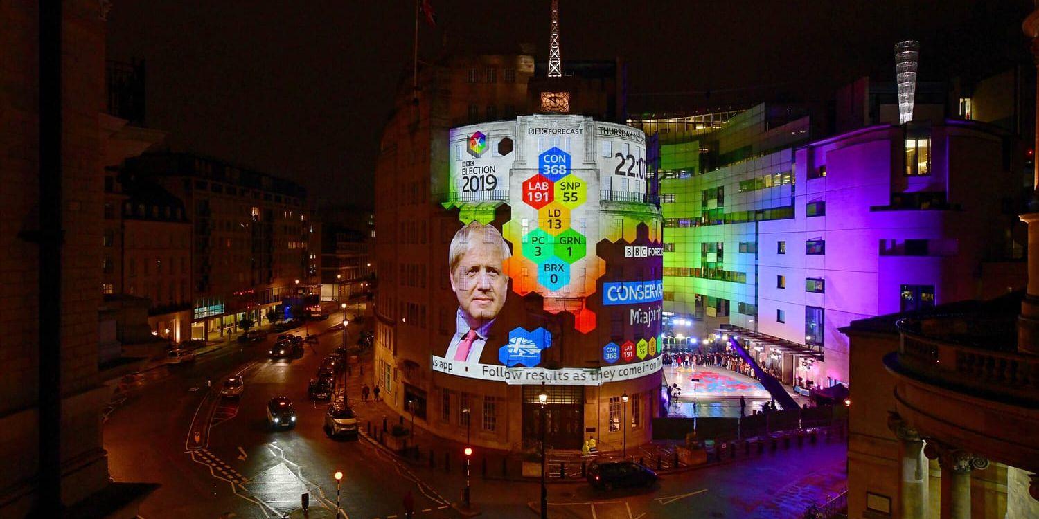 Vallokalsundersökningen visas upp med projektor på fasaden på BBC:s högkvarter i London.