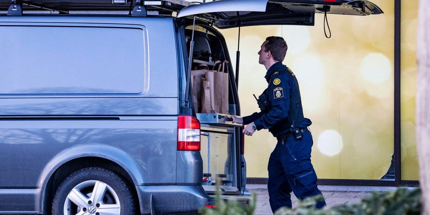 Polisens tekniker undersökte platsen där en kvinna hittades död i Malmö natten till måndag. Arkivbild.