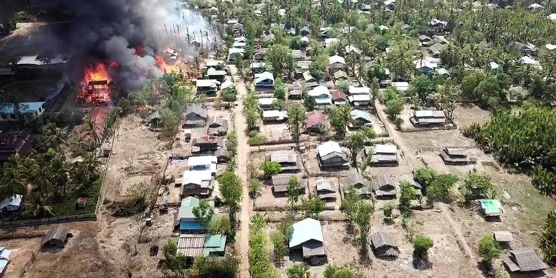 Byn Let Kar står i brand efter bittra strider mellan Arakan Army och Myanmars militär i maj 2020. Arakan Army söker större självständighet för Rakhinestaten.