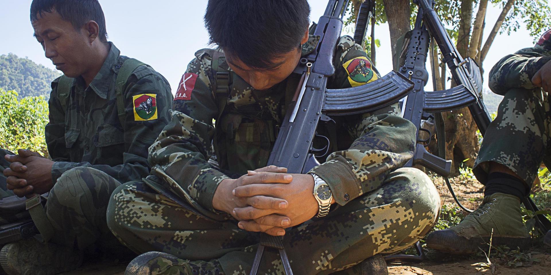 Soldater ur Kachinfolkets självständighetsarmé försjunkna i bön. Kachinfolket är en kristen folkgrupp i norra Myanmar.