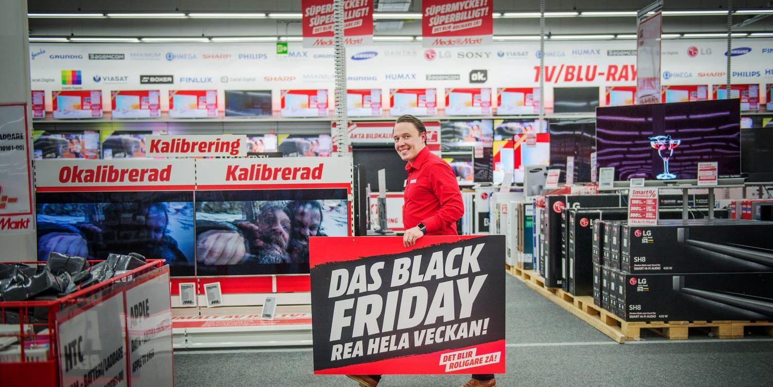 Kim Olofsson, varuhuschef på Media Markt på Torpavallen i Göteborg, har planerat för Black Friday under flera månader. I år kör elektronikkedjan rea hela veckan - en trend som också ses internationellt.