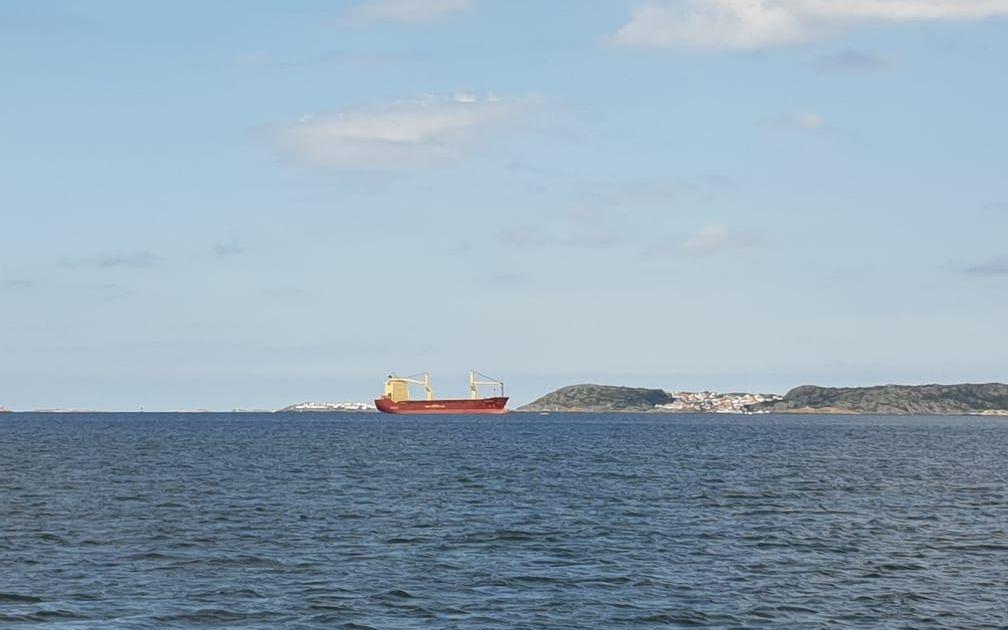 Fartyget med Åstol och Dyrön i bakgrunden. Bilden är tagen av Gunnars båtturer som åker förbi fartyget ofta då de kör Västtrafiks färja mellan Dyrön och Rökan.