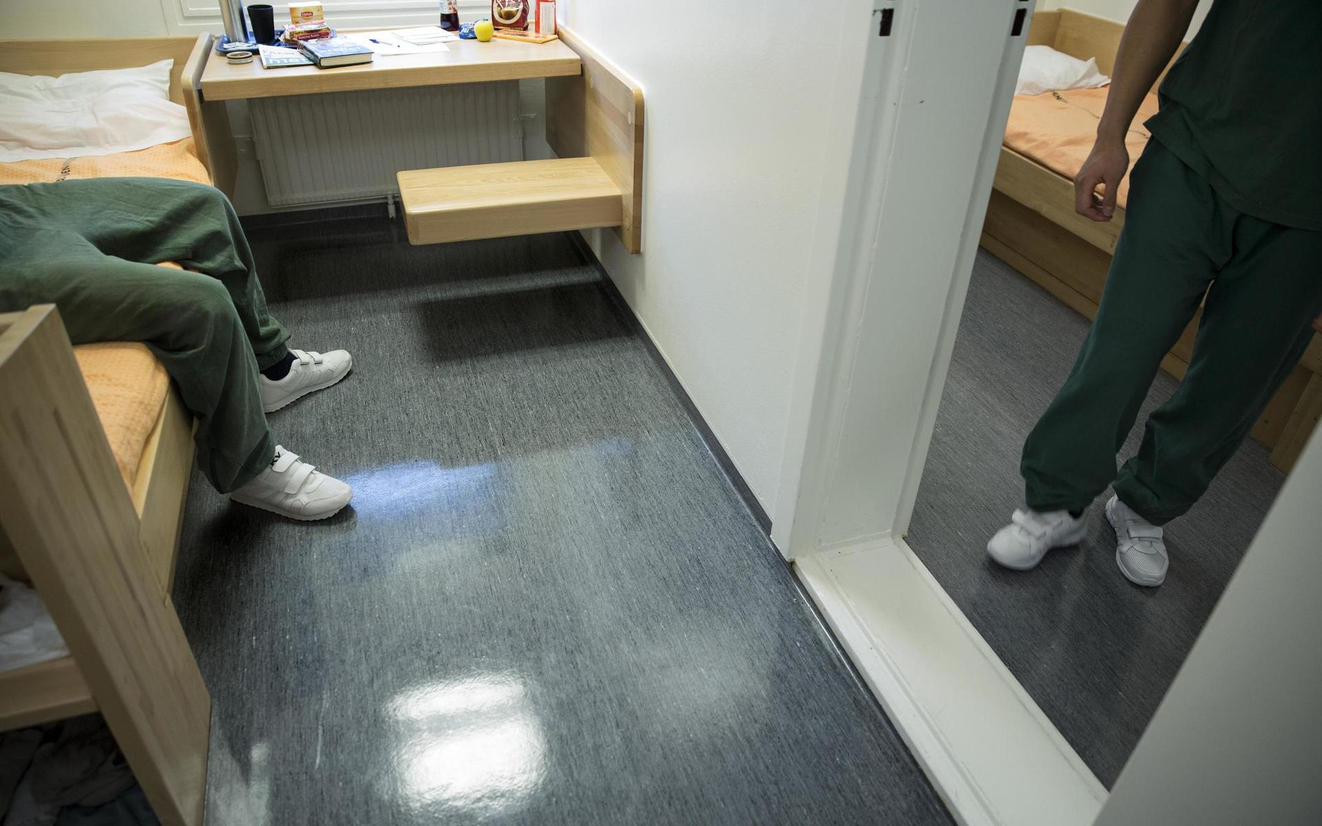 Häktespersonalen i Göteborg är hårt pressade, överbeläggningar och covid-19 är några av faktorerna som bidragit. 