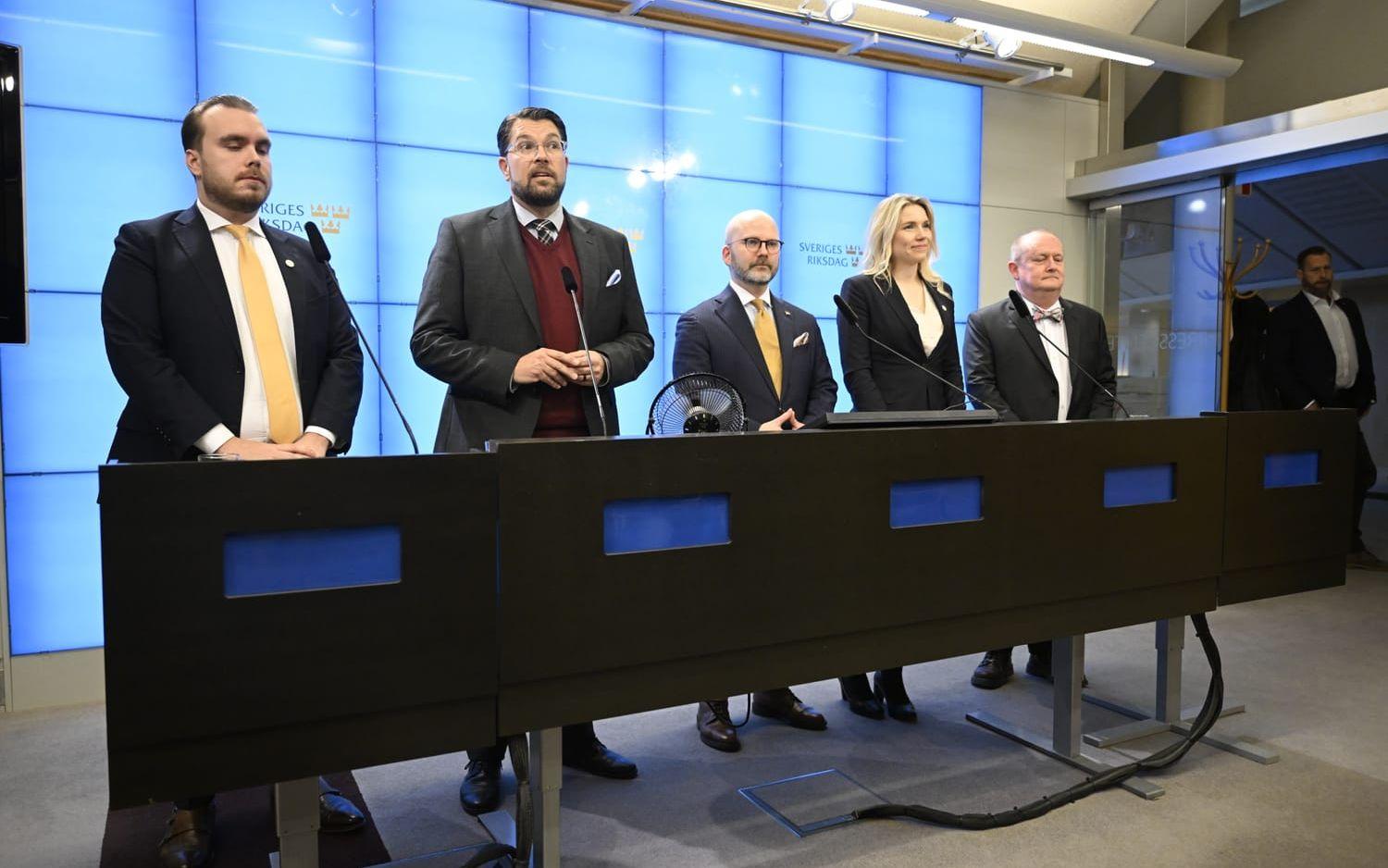 Sverigedemokraternas partiledare Jimmie Åkesson och valberedningens ordförande Mattias Eriksson Falk (till vänster) presenterar partiets EU-kandidater: Charlie Weimers, Beatrice Timgren och Dick Erixon (till höger).