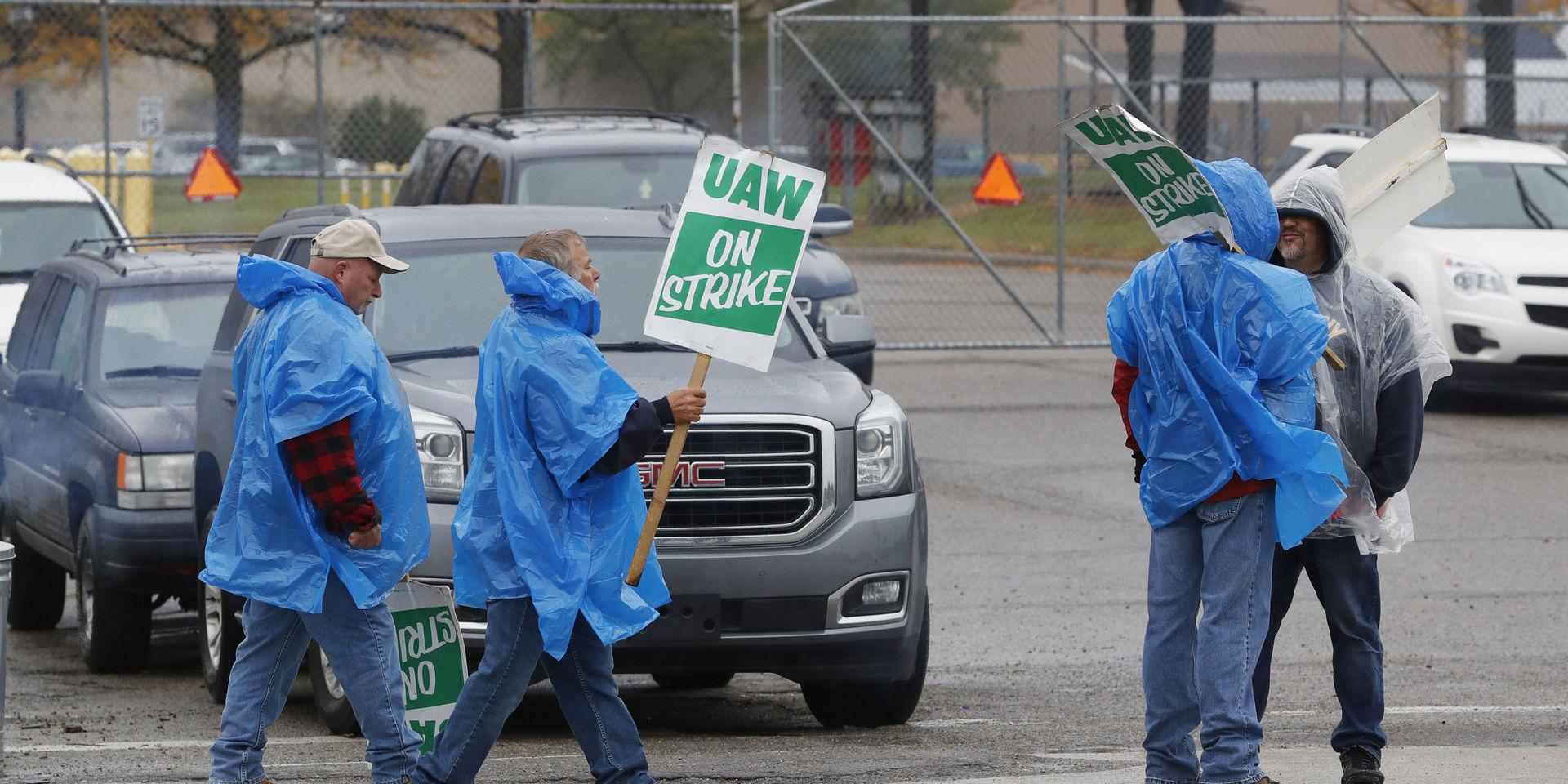 UAW-medlemmar strejkar i Hamtramck tidigare i oktober. En elbilssatsning ingår i GM:s försök att komma överens med facket.