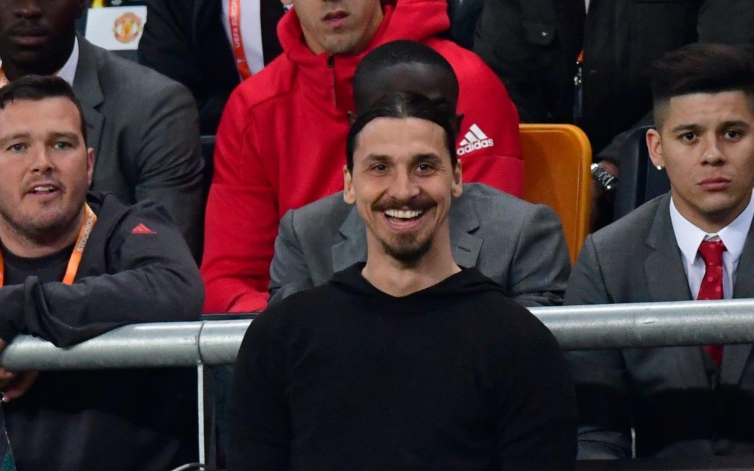 Zlatan är positiv till sin rehabilitering och räknar med att snart vara i spel igen. Bildbyrån.