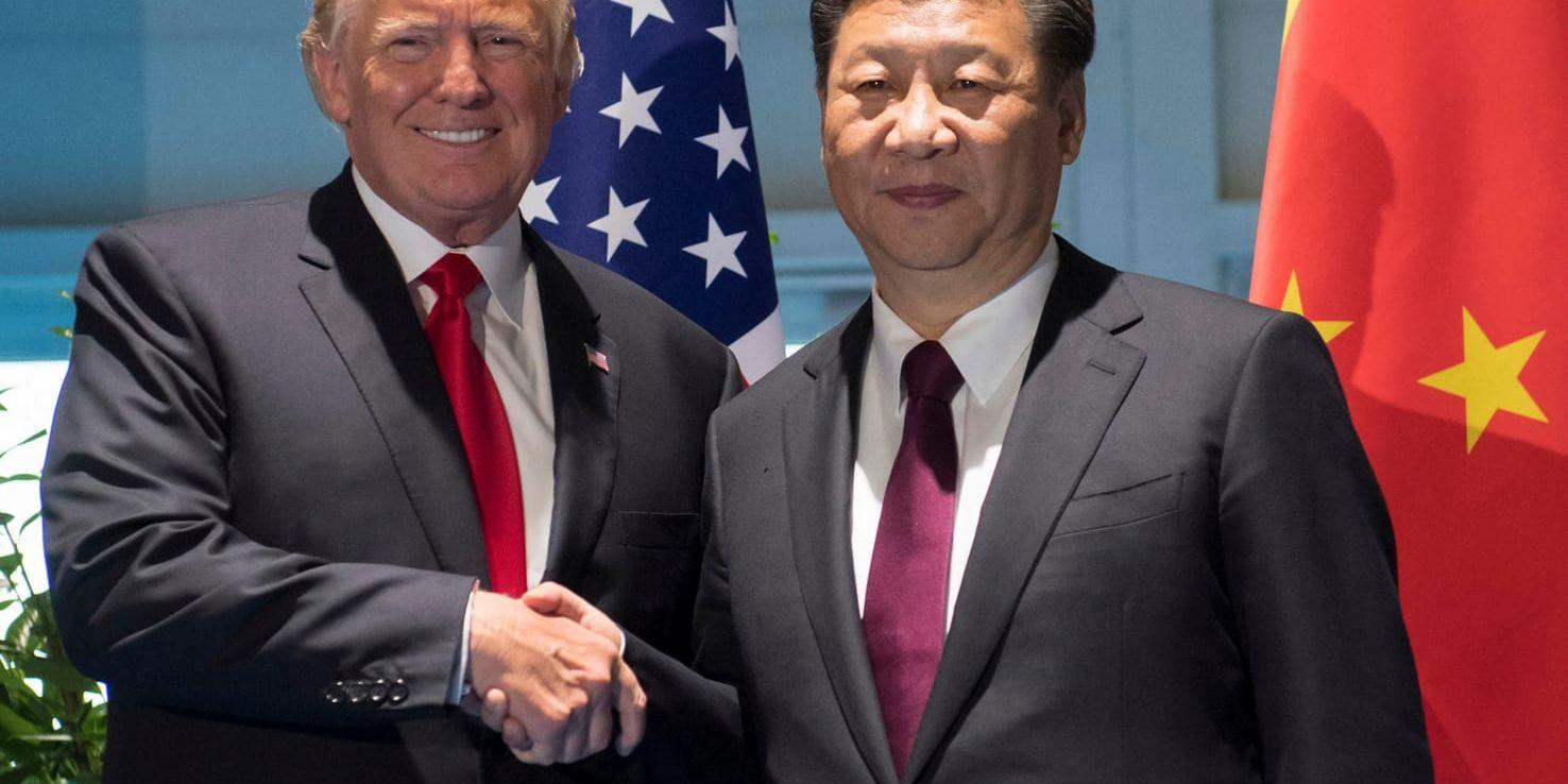 USA:s president Donald Trump och Kinas ledare Xi Jinping skakar hand under G20-mötet i Hamburg i somras. I veckan möts de igen i Kina. Arkivbild.
