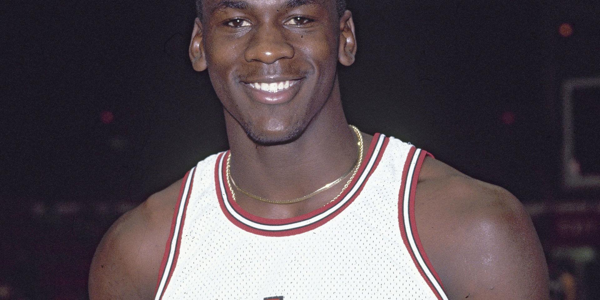 Michael Jordan fångad under debutsäsongen 1984–85. På söndagen såldes hans signerade skor från den tiden för 5,6 miljoner kronor.