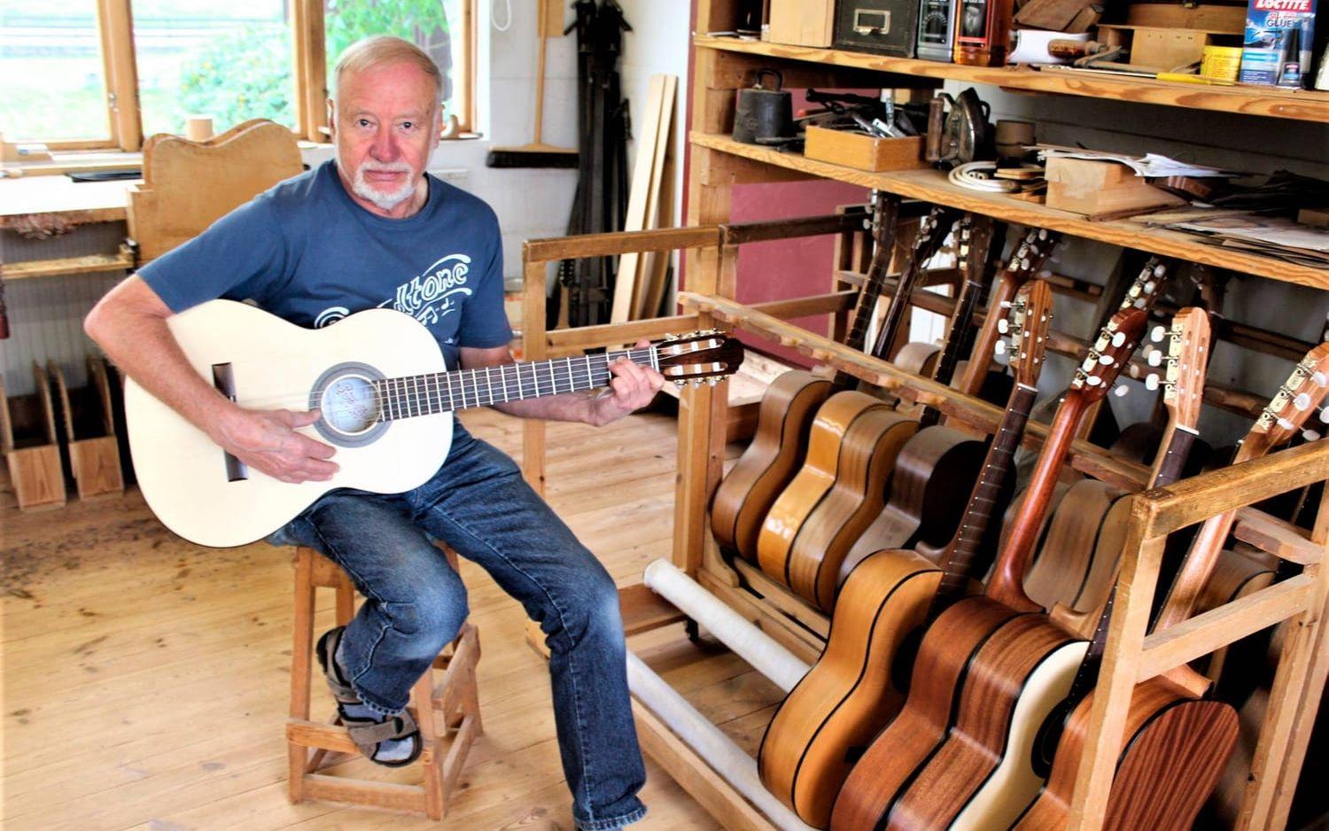 Lennart Persson har byggt gitarrer i hela sitt vuxna liv och 72 år ung kan han inte sluta jobba. Han tycker att jobbet är för roligt för att lägga av. Men spela kan han inte… Bild: Håkan Larsson