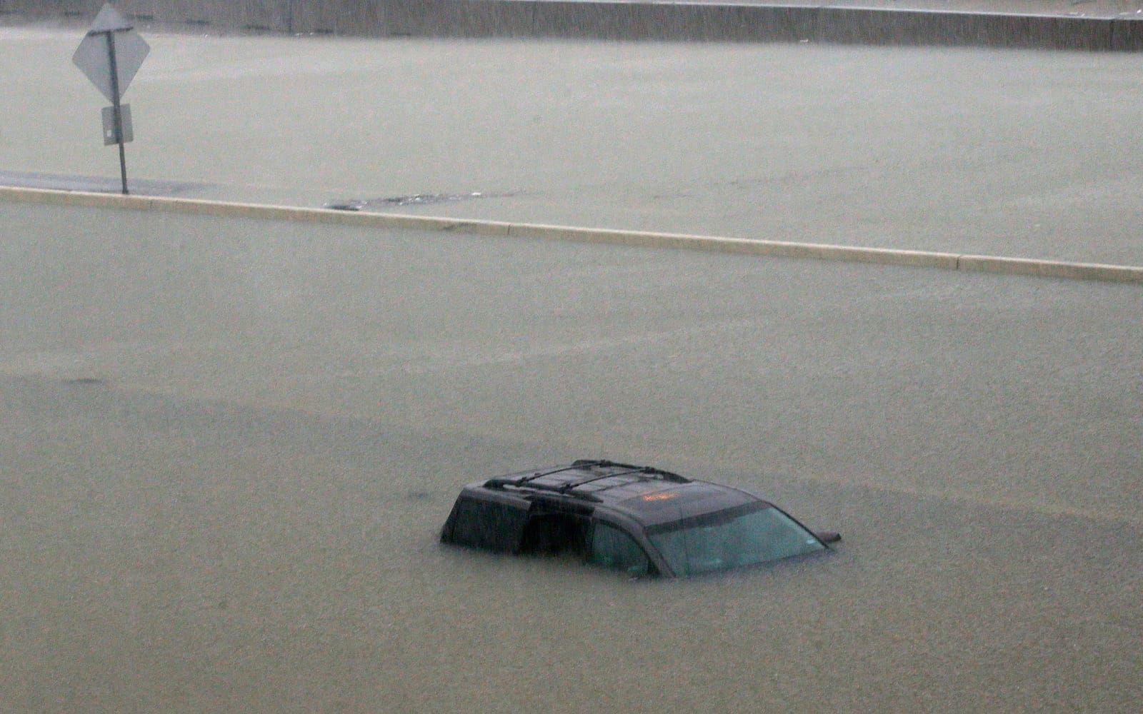 Vägar står under vatten och mnniskor tvingas fly det stigande vattnet i Houston. Bild: AP/TT