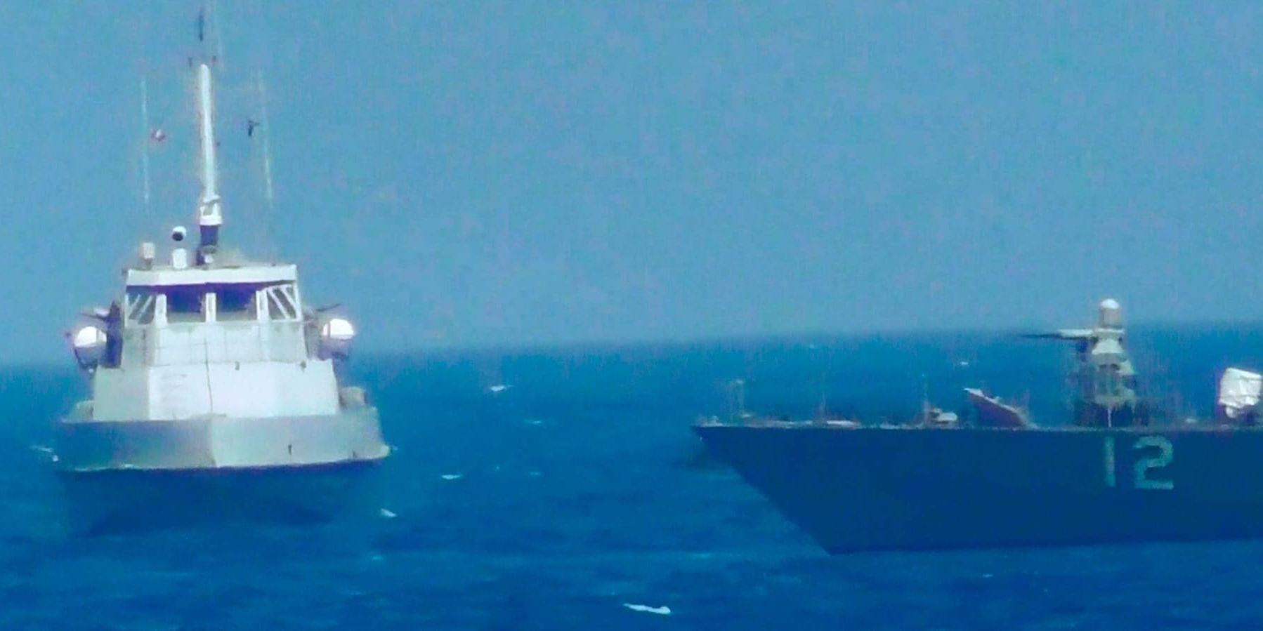 Ett iranskt skepp närmar sig ett amerikanskt örlogsfartyg tidigare i veckan.