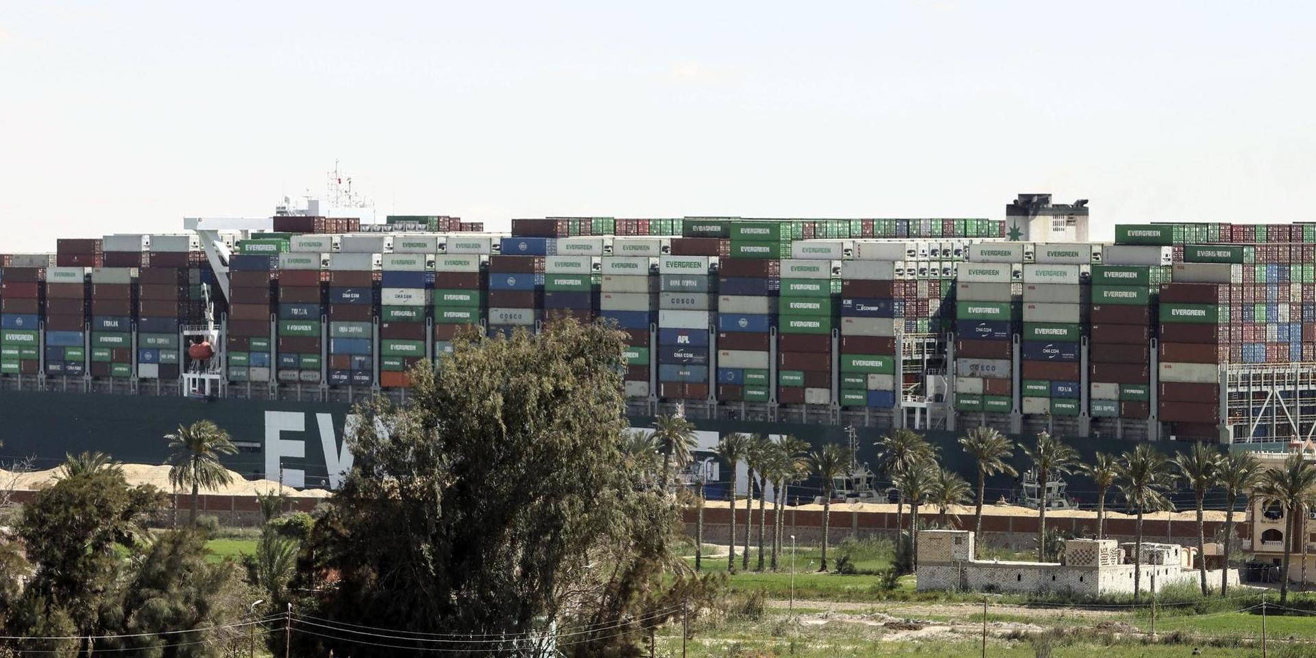 Fartyget satte sig på sniskan i Suezkanalen i mars i år. Arkivbild.