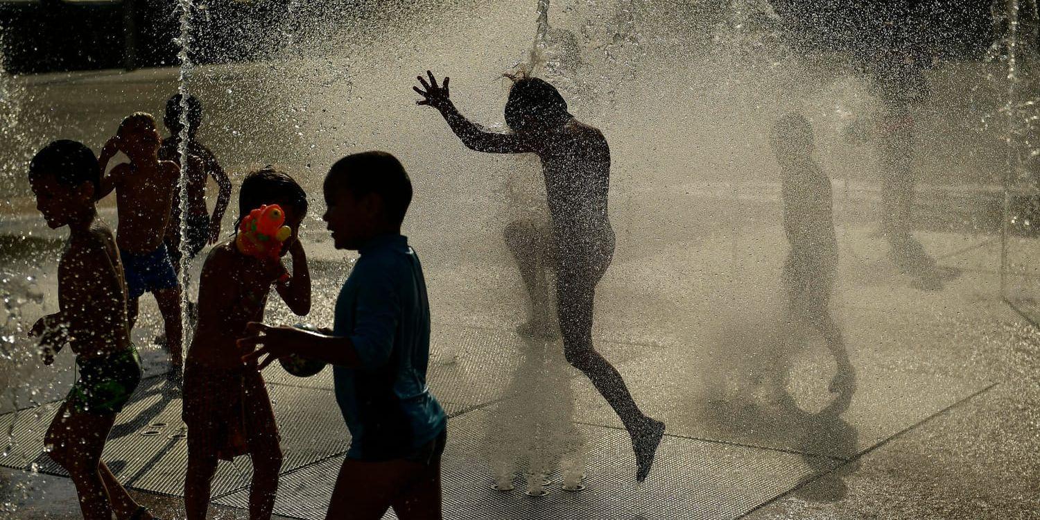 Barn som svalkar sig i en fontän i Pamplona i norra Spanien. I helgen väntas kvicksilvret klättra upp över 40 grader i landet.