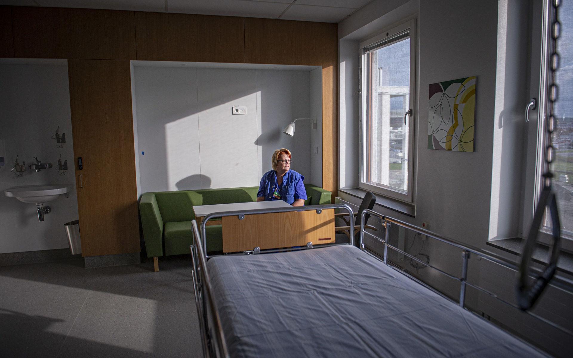 Rum med utsikt. Fönsterna är stora och tanken är att patienterna liggande i sängen ska kunna ha utblick. I Kungälvs nybygge får alla patienter enkelrum med eget bad. Undersköterskan Mia Alm-Ström provsitter besökssoffan.