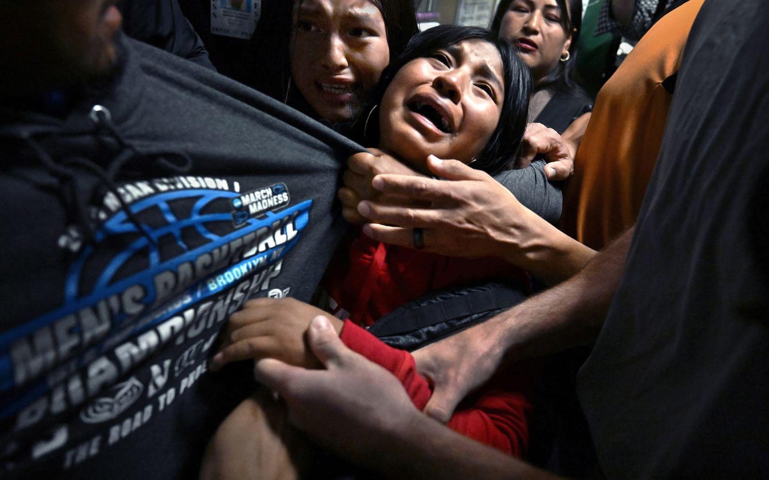 Carol Guzys vinnarbild föreställer en familj som separeras av immigrationsmyndigheten ICE i USA. 