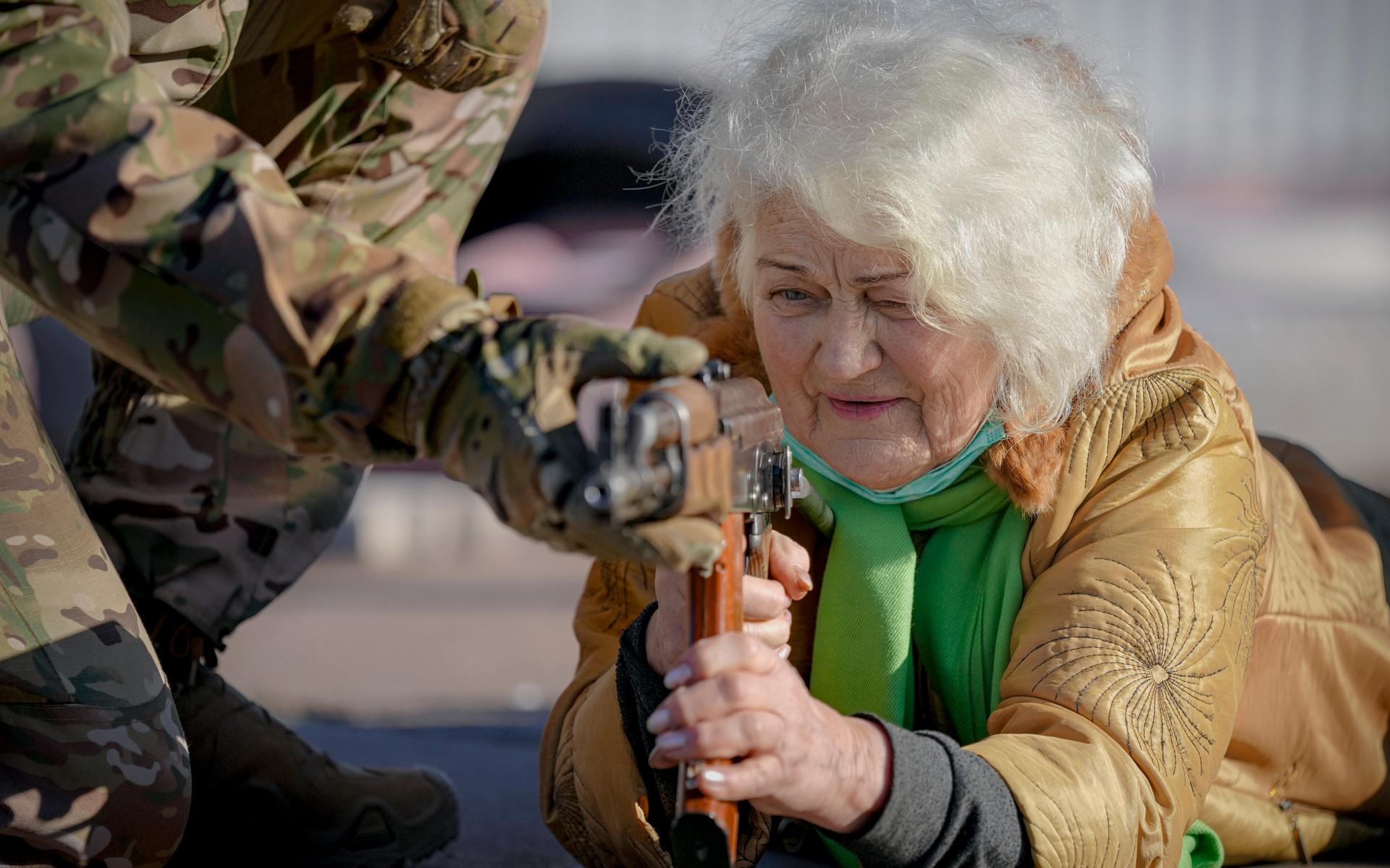 Valentyna Konstantynovska, 79 år, håller i ett vapen under en grundläggande stridsövning för civila organiserad av specialenheten Azov ur det ukrainska nationalgardet.i staden Mariupol i sydöstra Ukraina., 
