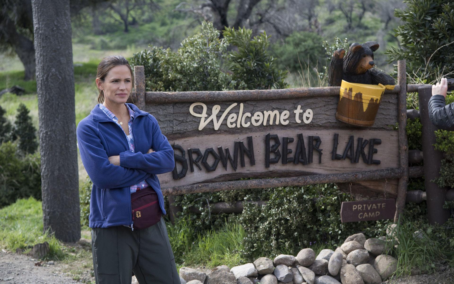 Jennifer Garner spelar kontrollfreaket Kathryn, som bjuder in tre andra par för att fira makens 45-årsdag på en camping.