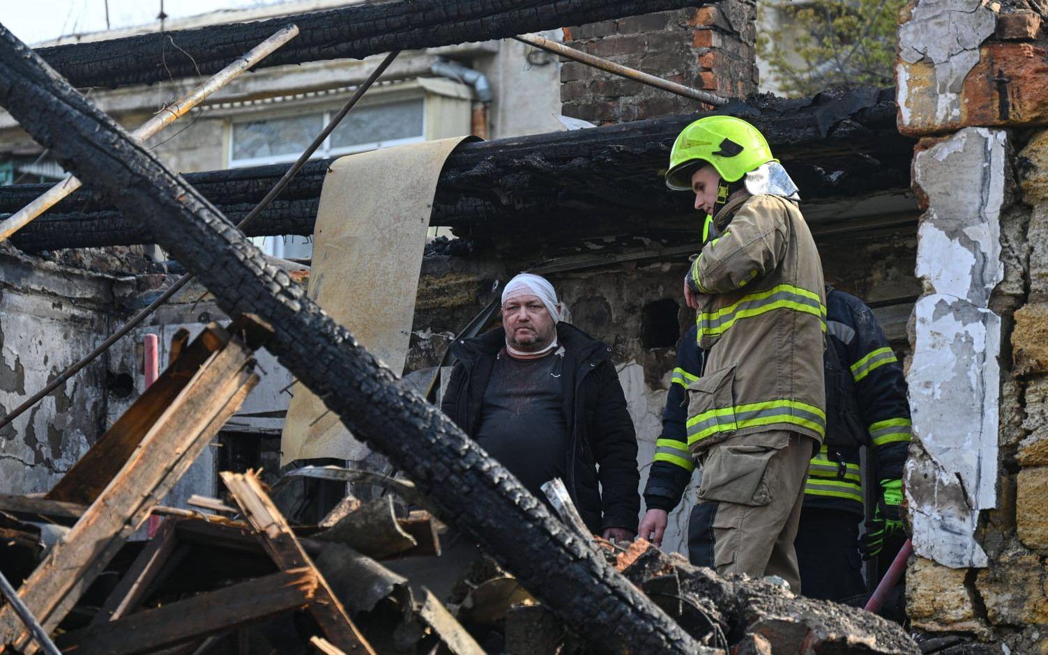 En skadad ukrainare i sin lägenhet som förstörts av nattens ryska angrepp mot Odessa.