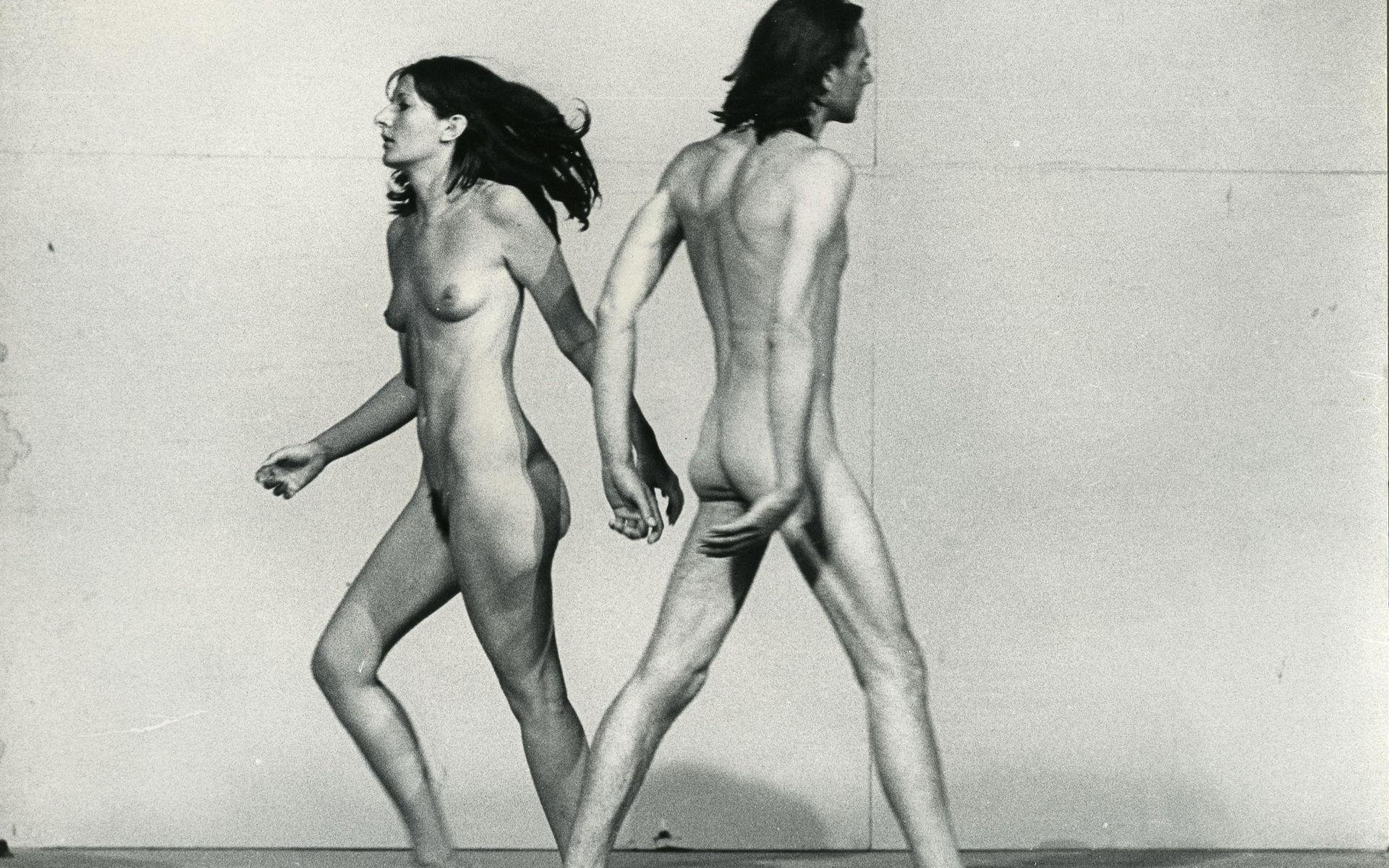 Ulay och Marina Abramović  i verket &quot;Relation in Space&quot; 1976. En 58 minuter lång performance på biennalen i Venedig. 