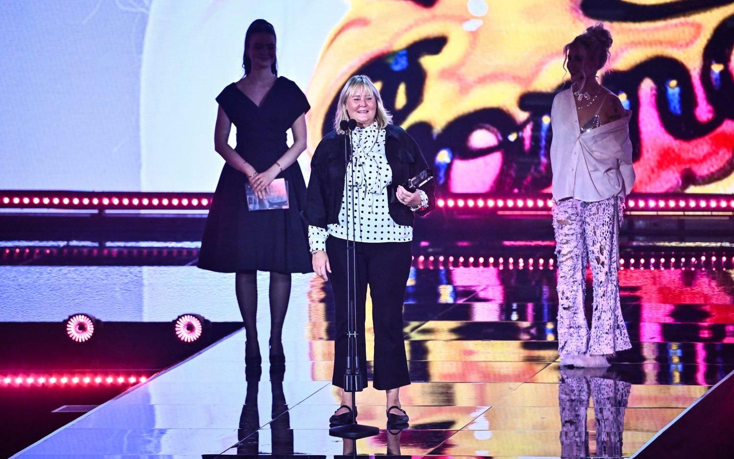 Agnetha Larsson, mamma till artisten Zara Larsson, tar emot dotterns pris i kategorin Årets pop.