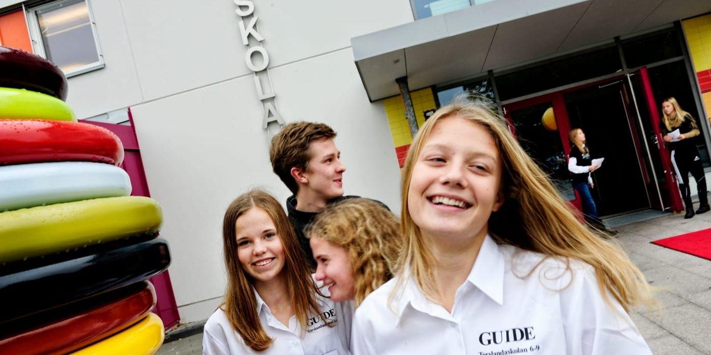 Niondeklassarna Mattias Engström, Josefin Töreki, Julia Andersson och Sofia Praetorius (bakifrån och framåt) guidade gäster, när den nya Torslandaskolan invigdes på tisdagen.