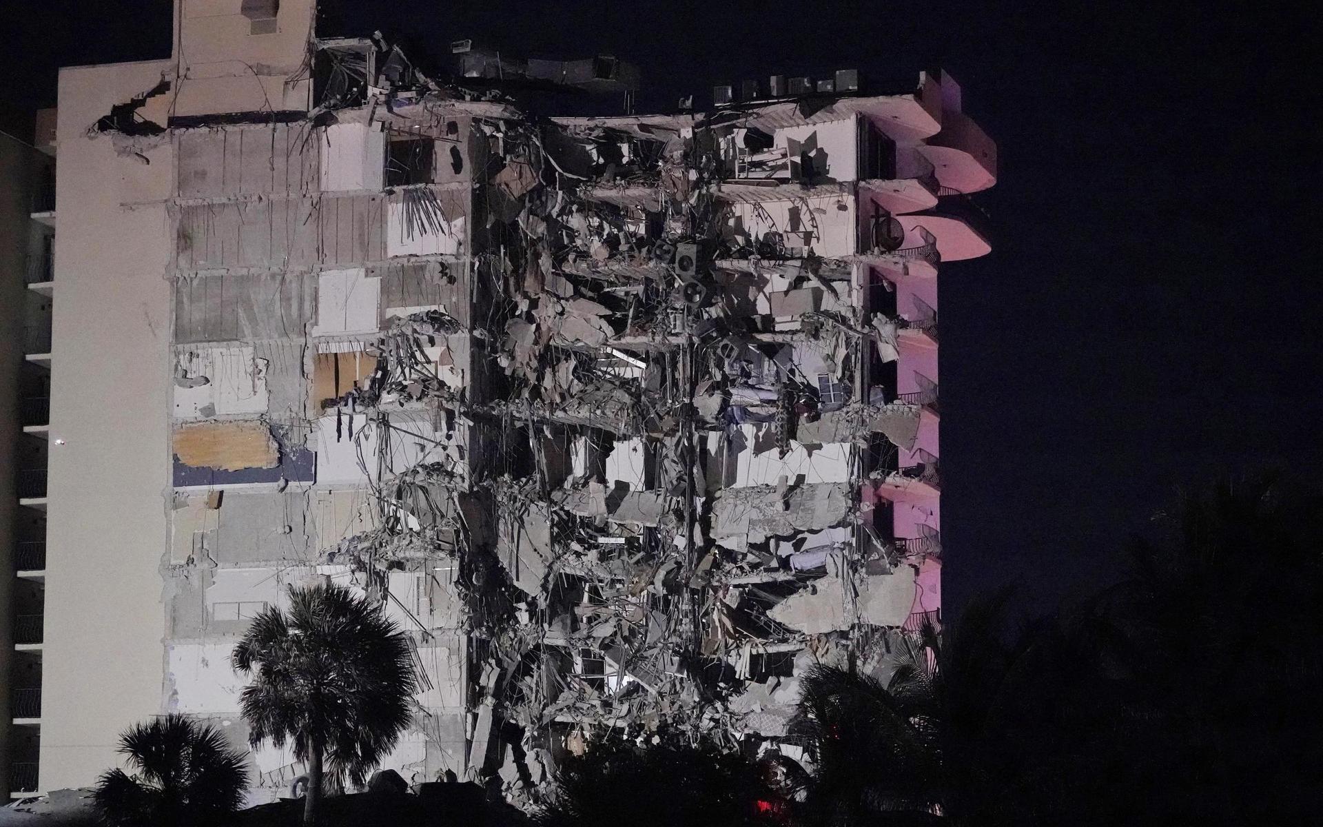 Stora delar av 12-våningshuset i Miami kollapsade under torsdagsmorgonen lokal tid. 