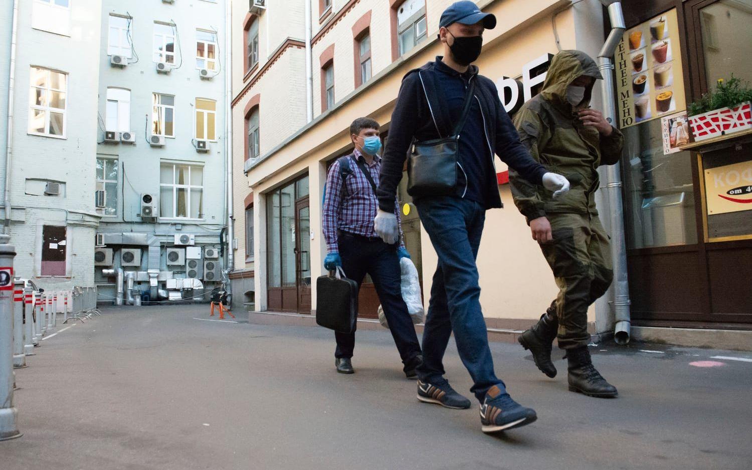 Beslagtagna dokument förs ut från ett av organisationen Öppna Rysslands kontor i Moskva i juli i fjol.