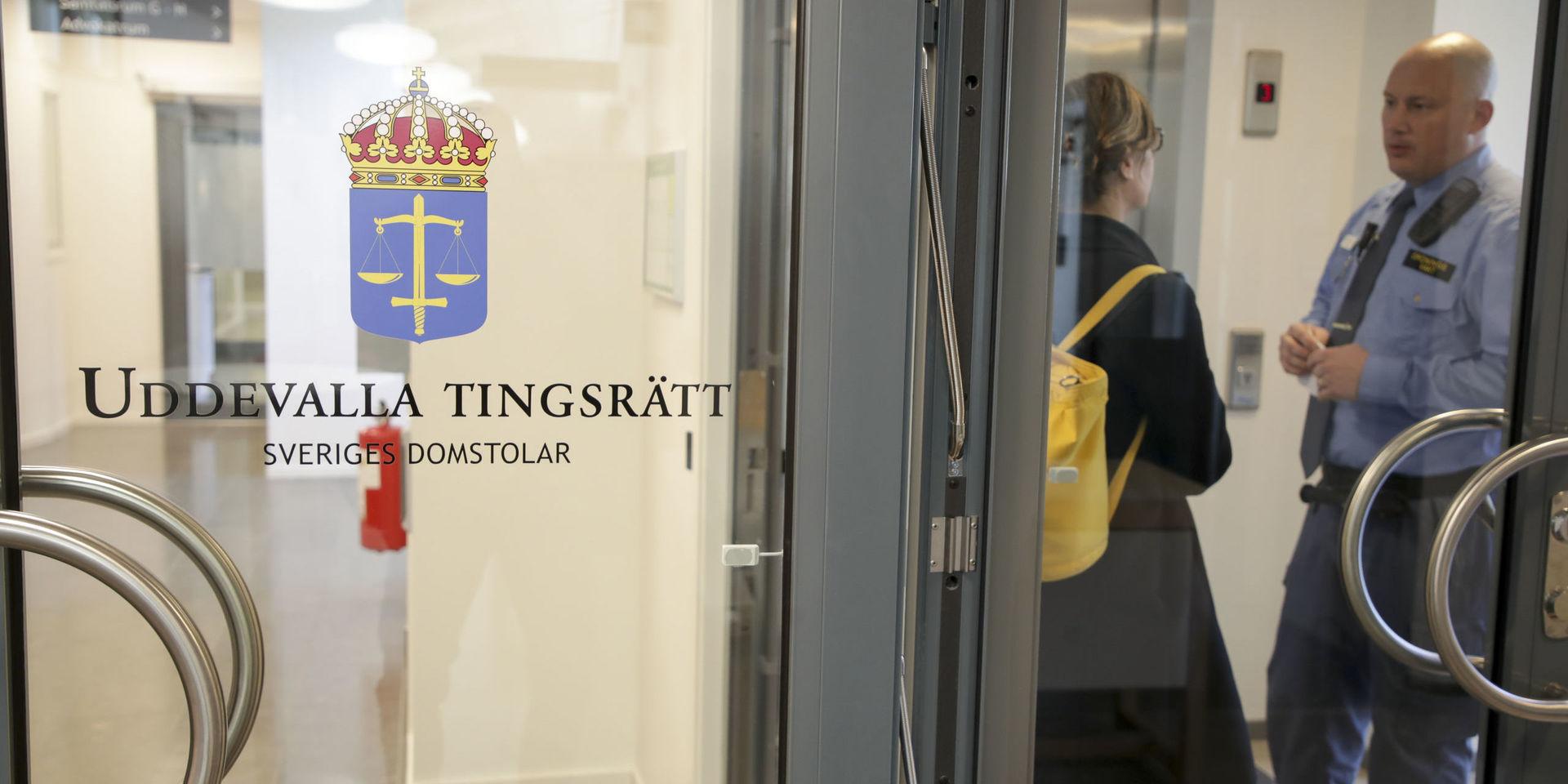 Vid tingsrätten i Uddevalla stod under tisdagsmorgonen vakter i varje hörn och flera poliser gick runt utanför byggnaden.