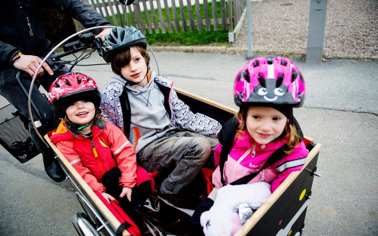 Laszlo och Sara cyklar med barnen till alla fritidsaktiviteter. Bild: Anna Svanberg