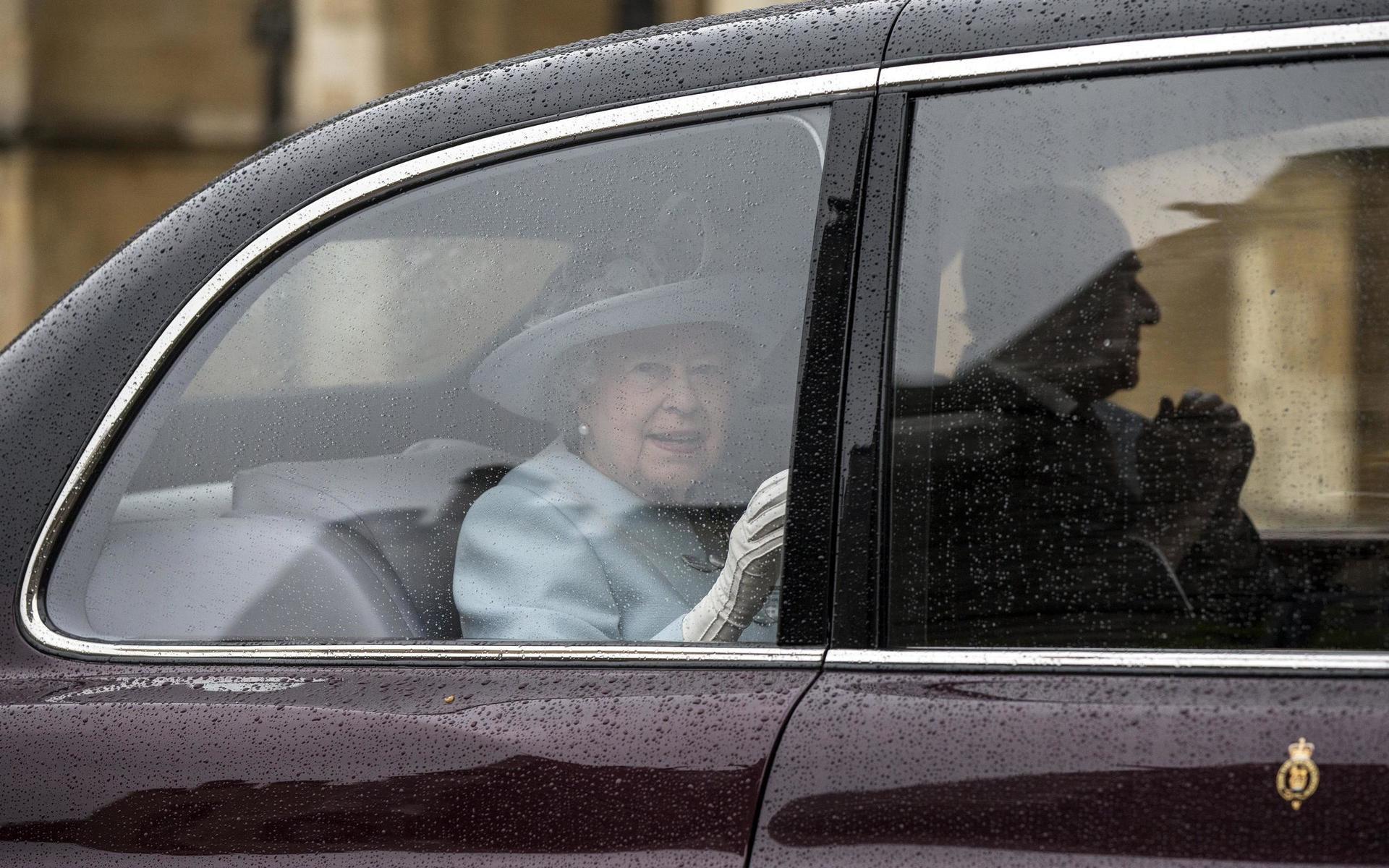 <strong id="strong-1cb26052f575bb76b976a3fa8262bcff">2014.</strong> Drottning Elizabeth tillsammans med maken prins Philip lämnar Windsor Castle i bil. 