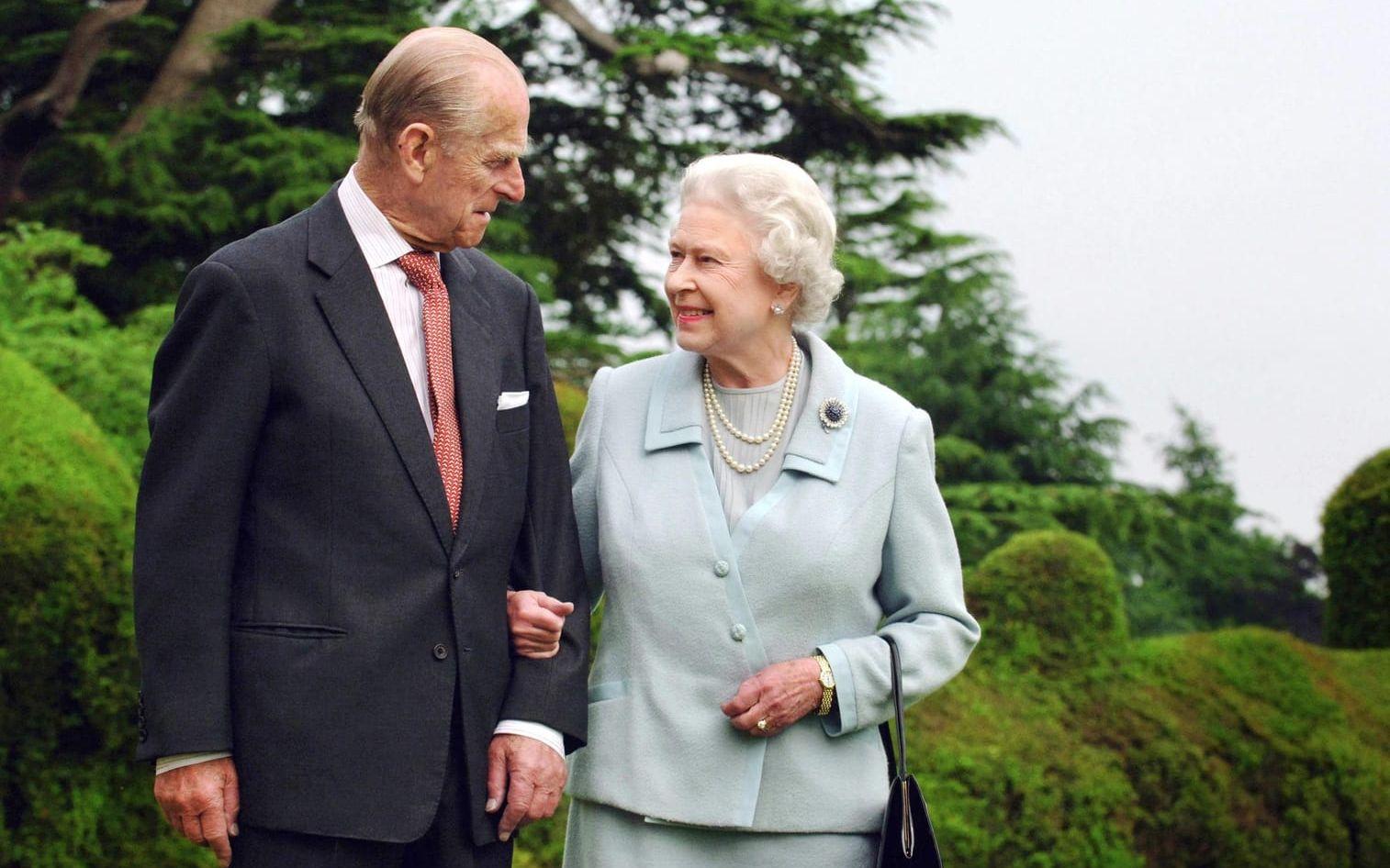 <strong id="strong-f9742f5ced85d0949aa7e92fd9b6cf62">2007.</strong> Drottning Elizabeth tillsammans med maken prins Philip på deras årsdag 18 november. 