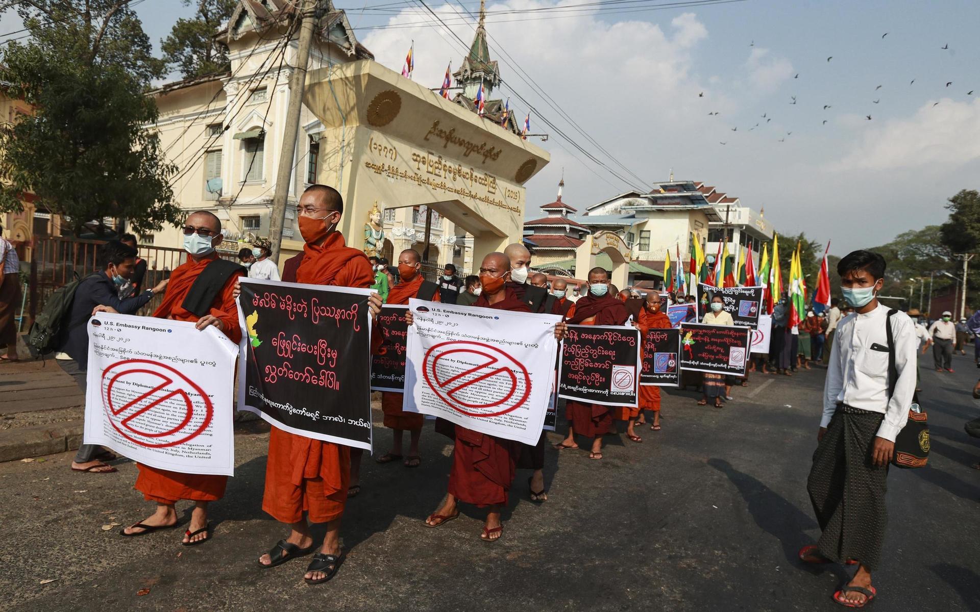 Buddhistmunkar i Rangoon i lördags, i en protest mot misstänkt valfusk.