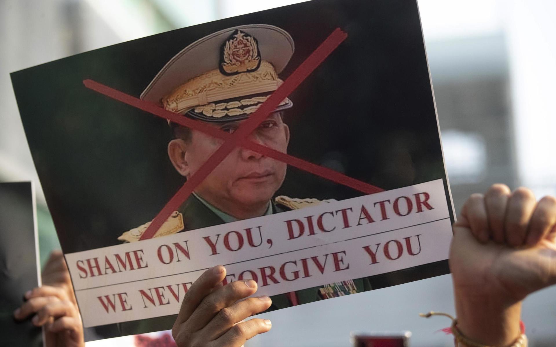 I Thailand har protester brutit ut mot militärkuppen. På bilden syns generalen Min Aung Hlaing överkryssad. 