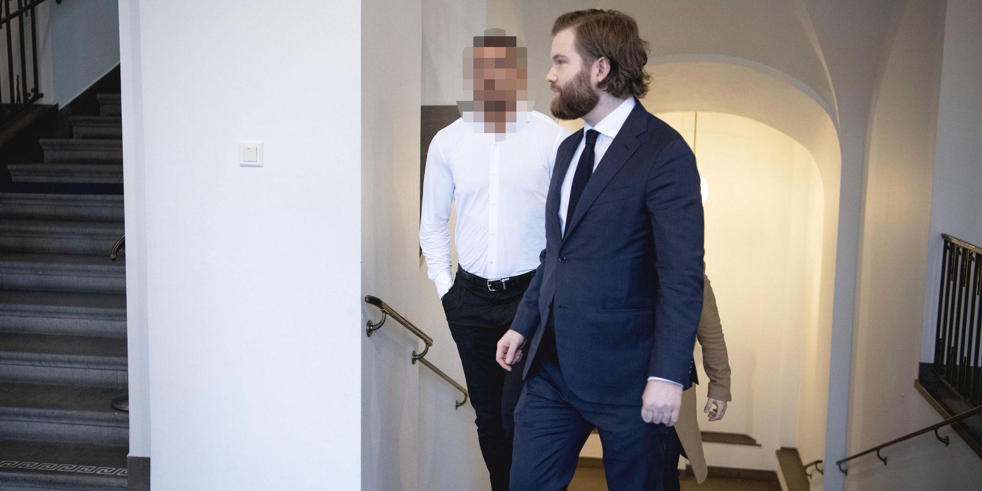 25-åringen (till vänster) på väg till förhandlingen i Högsta domstolen, med sin försvarsadvokat Kristofer Stahre. Arkivbild.