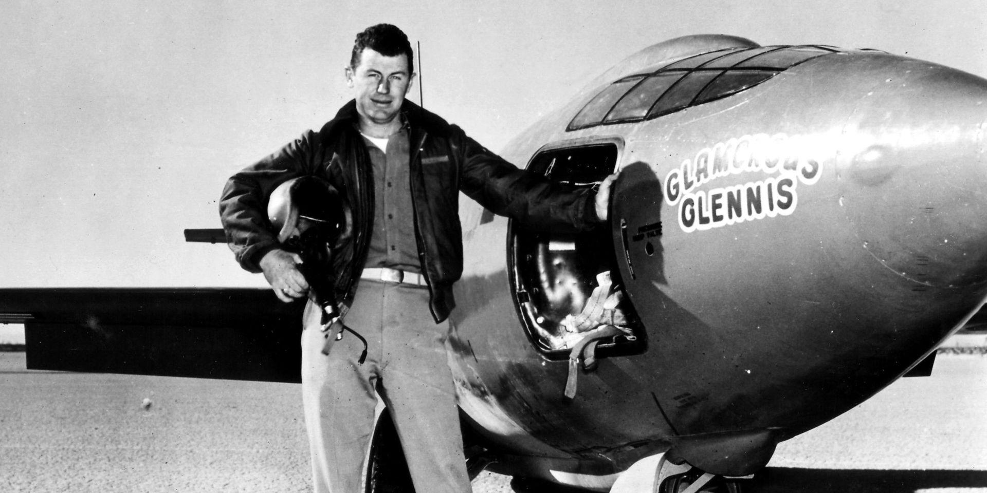 Chuck Yeager sedan han i oktober 1947 som första pilot brutit ljudvallen. Arkivbild. 