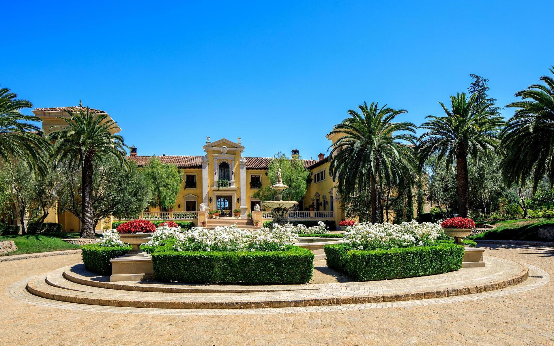 Entrén till Villa Firenze är ganska storslagen men palmer, fontäner och formklippat buskar. Uppfarten till huset har plats för 30 bilar.
