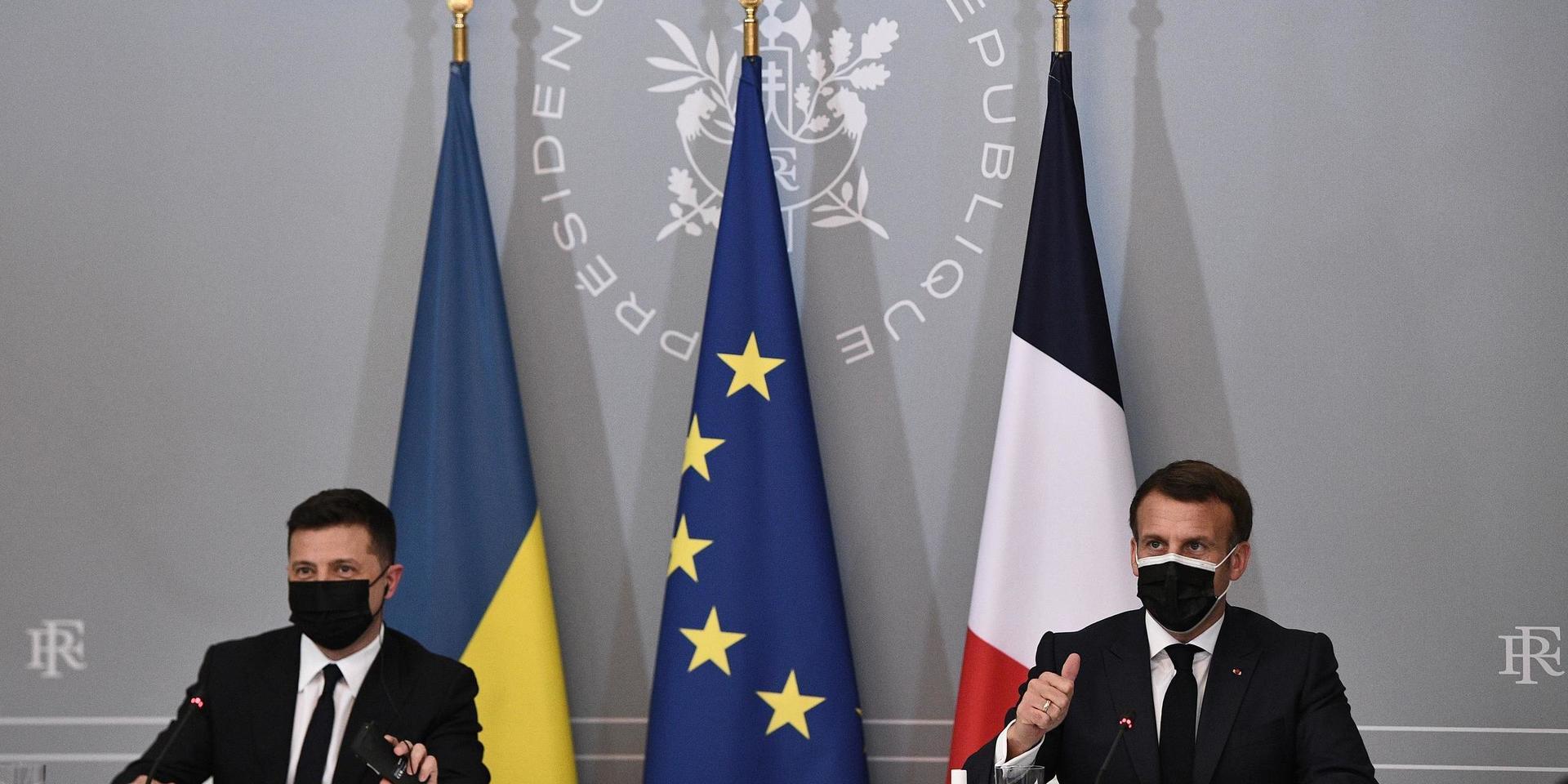 Frankrikes president Emmanuel Macron, till höger, och Ukrainas president Volodymyr Zelensky höll lunchmöte i Paris på fredagen. Tysklands förbundskansler Angela Merkel deltog via videolänk. De tre ledarna vill få till stånd ett toppmöte med Rysslands president Vladimir Putin.