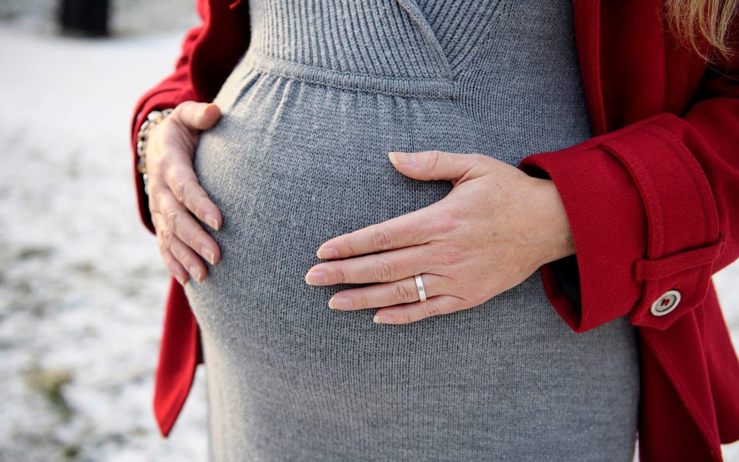 
Dålig ekonomi och risk för det kan bidra till att fler unga kvinnor tvekar inför, eller avstår att skaffa barn. Arkivbild.
