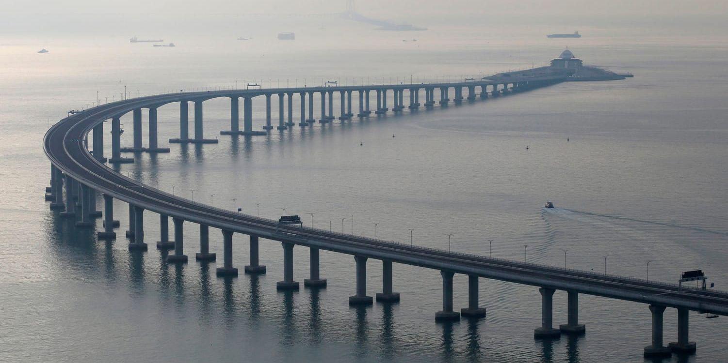 Med sina 55 kilometer kopplar den nya förbindelsen samman Hongkong, Macau och Kina.