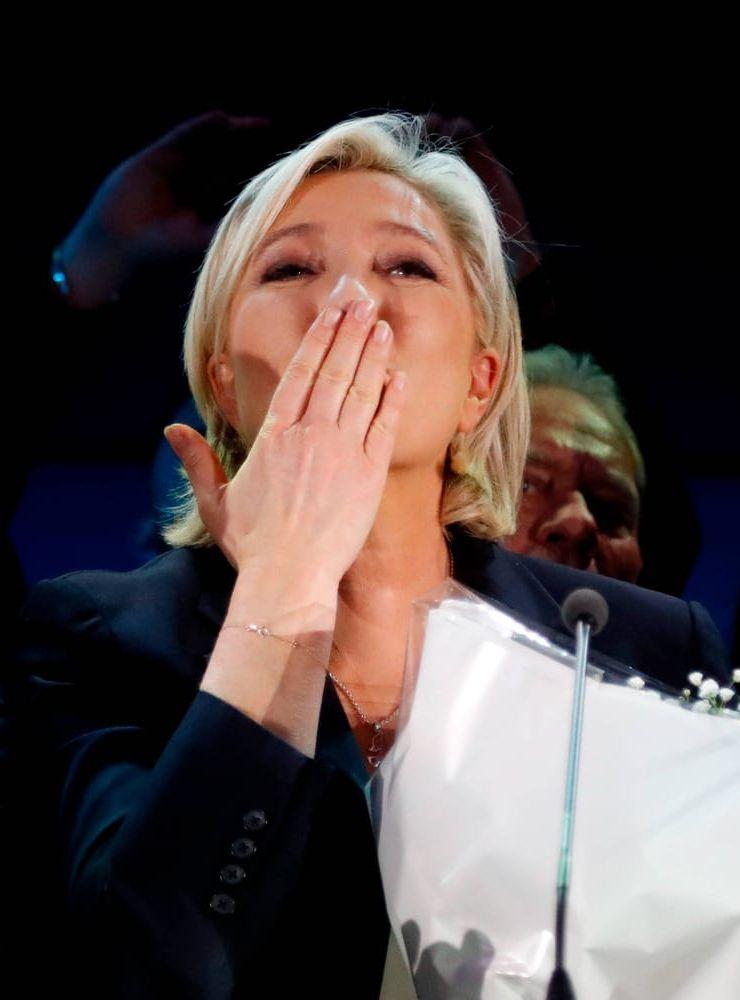 Le Pen var segerviss i sitt tal efter att vallokalerna stängt. Bild: TT