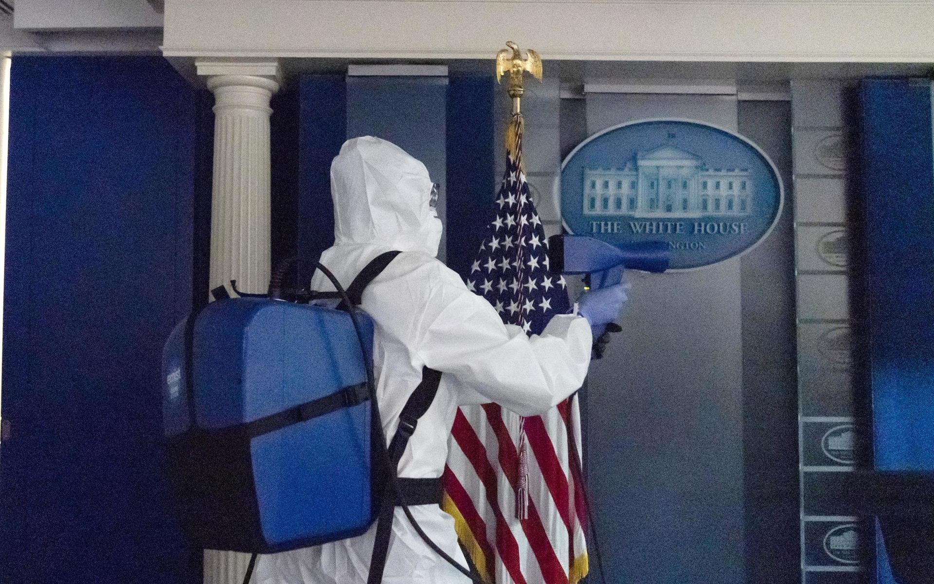 För att hindra smittspridning sanerar personalen rummen i Vita huset. 