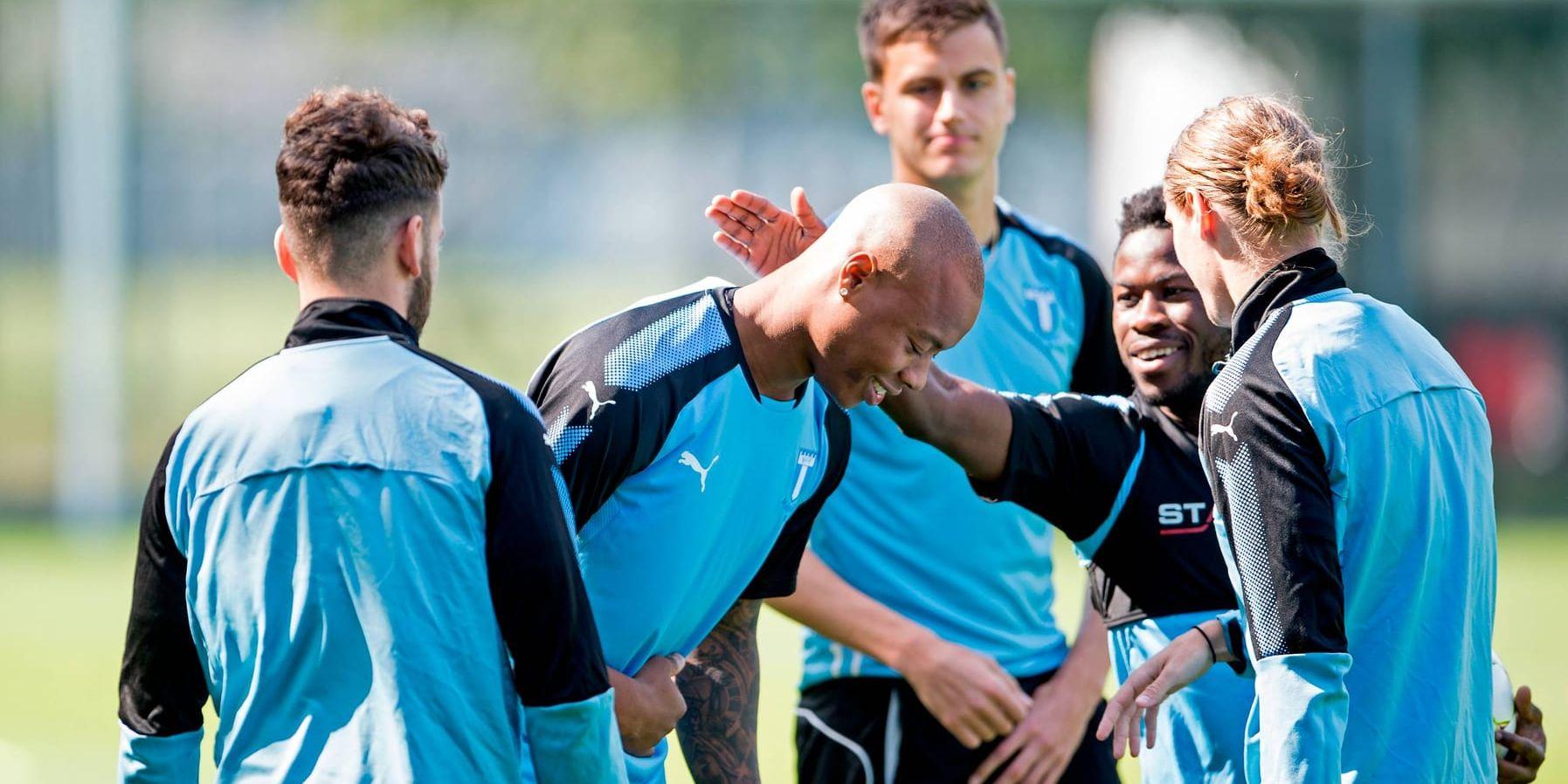 Anfallaren Carlos Strandberg har gjort sin första träning med Malmö FF och klappas här om av ett annat sommarförvärv, Kingsley Sarfo från Sirius.