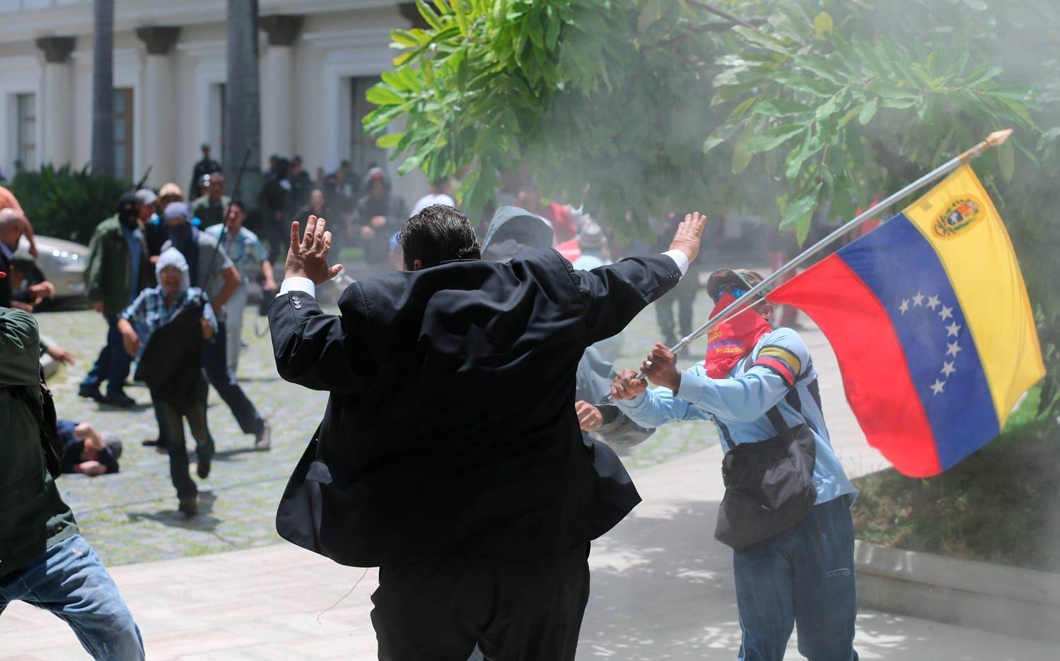 Venezuelas president Nicolás Maduro har lovat att utreda saken, men han har inte kommenterat att angriparna ska vara anhängare av regeringen. Bild: TT