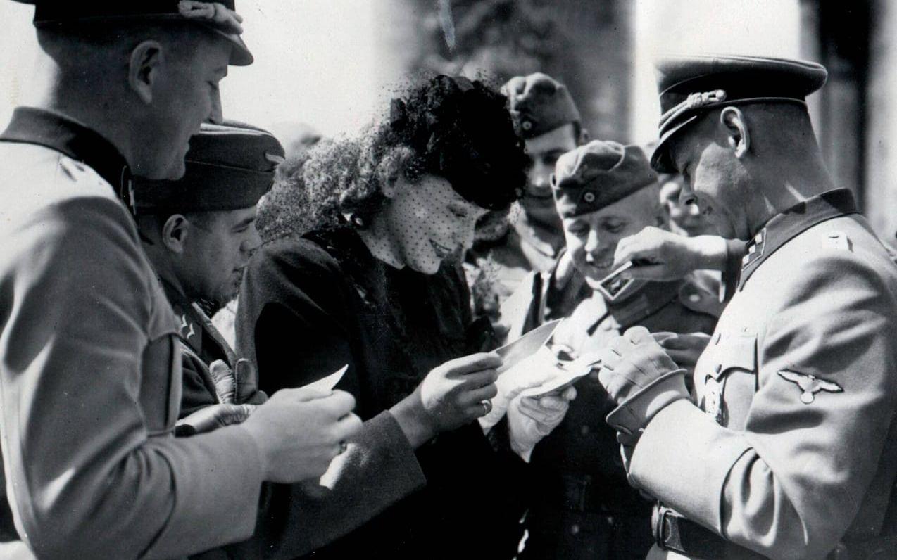 1941. Zarah Leander skriver autografer till tyska officerare i Paris. Bild: Scanpix