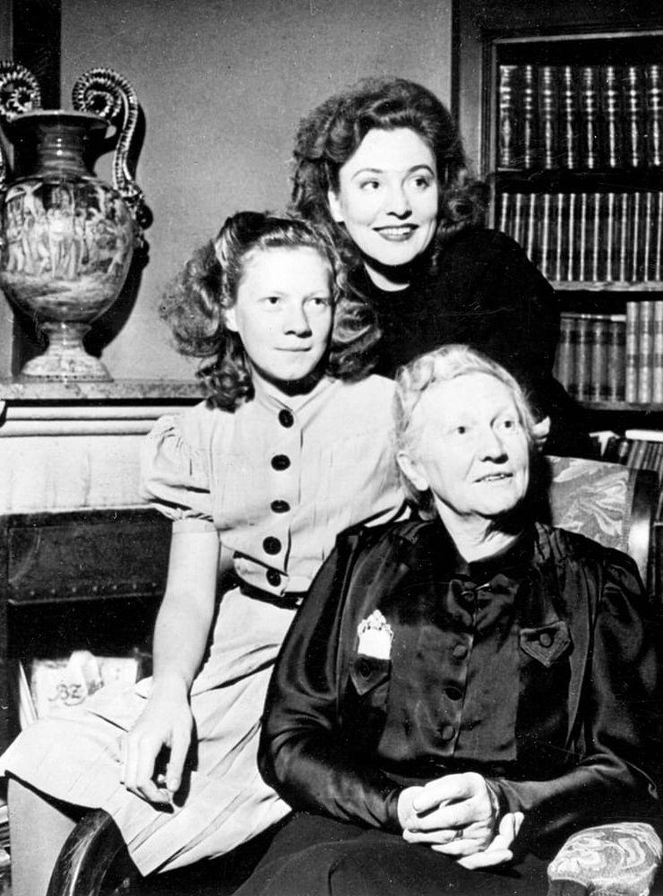 1941. Tre generationer. Zarah Leander tillsammans med sin mor Ulrika Matilda Hedberg och sin dotter Boel. Bild: AP