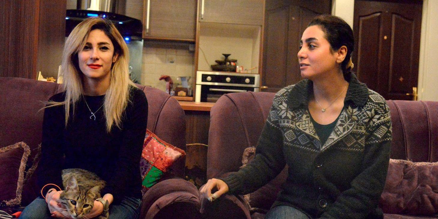 Systrarna Azize och Sulmaz bor med sin mamma i en lägenhet i centrala Teheran. Sulmaz är egenföretagare. Transaktioner med omvärlden är fortfarande problematiska, säger hon.
