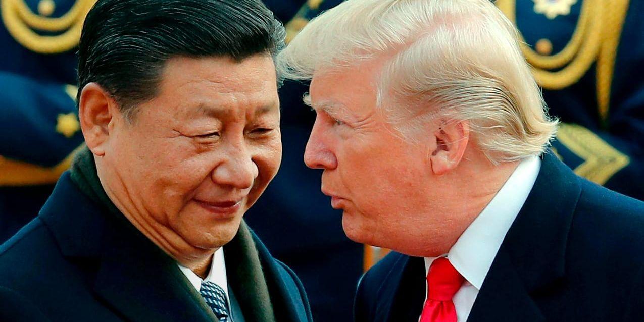 Det bittra handelskriget som under sommaren har trappats upp mellan Peking och Washington DC har fått kinesiska intellektuella att reagera med förfäran. Nu möter regimen kritiken genom att dra åt tumskruvarna kring yttrandefriheten. På bilden syns Kinas president Xi Jinping (till vänster) och USA:s dito Donald Trump.
