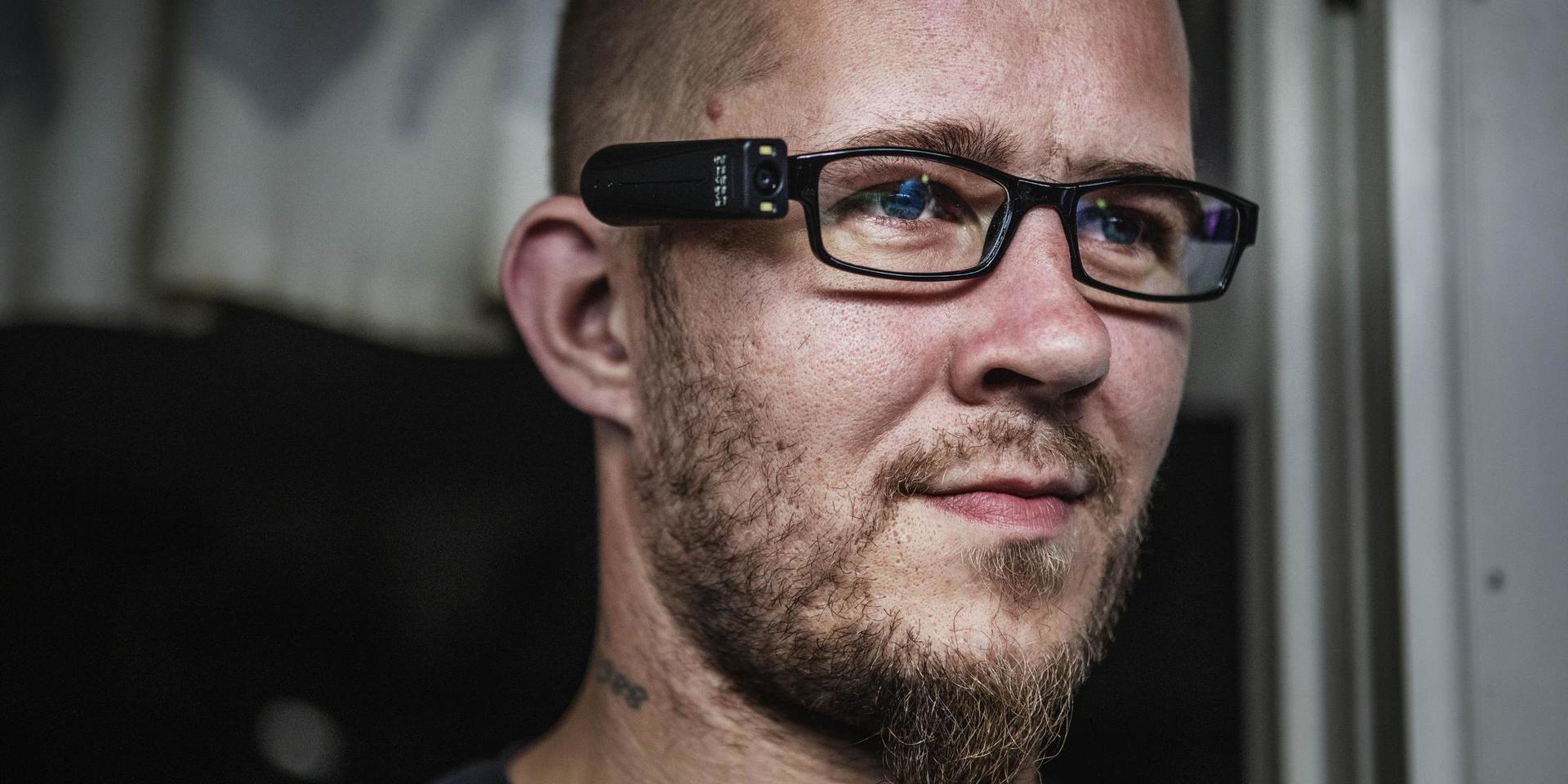 Denny Moholt är en av de första dyslektikerna i Sverige som använder glasögonkameran.